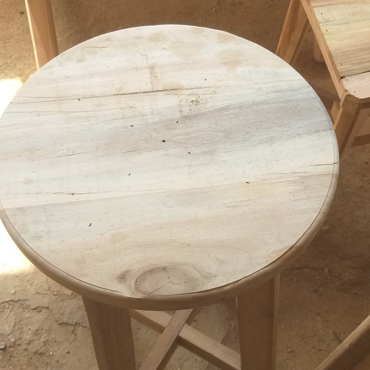 نیمکت تکنفره روستیک گرد؛ مینیمال، مقاوم و کاربردی ساخته شده از چوبِ درخت اکالیپتوس